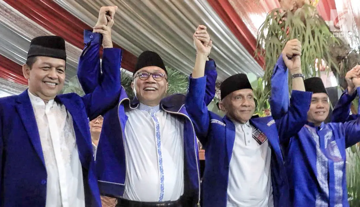 Ketua Umum Partai Amanat Nasional (PAN), Zulkifli Hasan (kedua kiri), Ketua Dewan Kehormatan PAN Amien Rais, Politisi PAN Hatta Rajasa dan Soetrisno Bachir saat acara buka puasa bersama di Widya Chandra, Jakarta, Sabtu (9/6). (Liputan6.com/Faizal Fanani)