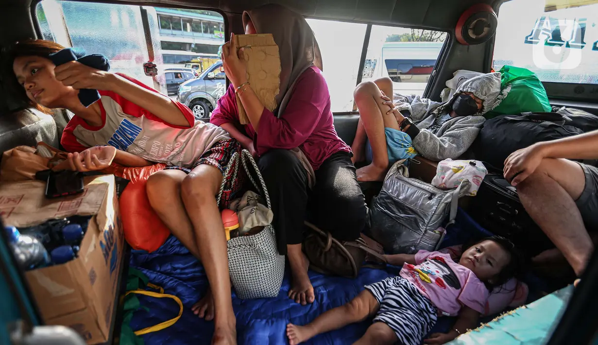 Situasi pemudik yang tidur di dalam kendaraan mereka. (Liputan6.com/Angga Yuniar)