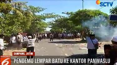 Polisi terpaksa menembakkan gas air mata, saat massa pendemo bertindak anarkis, dengan melempar batu ke arah Kantor Panwaslu.
