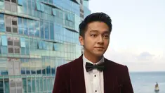 Jauh-jauh ke Negeri Gingseng, penampilan Deva Mahenra sukses memukau di festival film bergengsi itu. Bahkan banyak yang mengira Deva merupakan aktor Korea. (Liputan6.com/IG/@devamahenra).