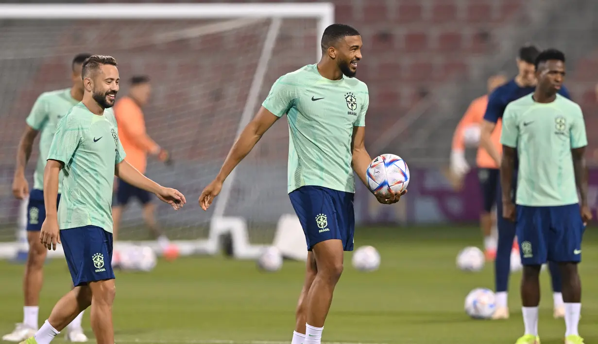 Gelandang Brasil Everton Ribeiro (kiri) dan rekannya Bremer mengikuti sesi latihan jelang bersua Kamerun pada laga terakhir Grup G Piala Dunia 2022, di Stadion Al Arabi SC, Kamis (1/12/2022). A Selecao sudah memastikan diri lolos ke-16 besar Piala Dunia 2022, tetapi belum sebagai runner-up atau pemuncak Grup G. (NELSON ALMEIDA / AFP)