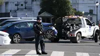 Pihak berwenang menderek mobil setelah seorang pria menabrakkannya ke barikade di Capitol Hill, Washington, Amerika Serikat, Jumat (2/4/2021). Garda Nasional dan polisi langsung menjaga ketat Kantor Kongres AS itu. (AP Photo/Jose Luis Magana)