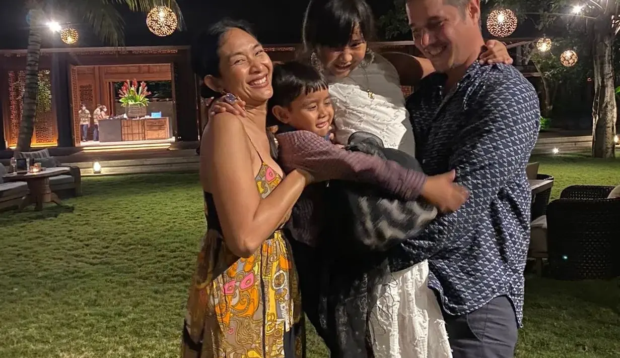 Kebahagiaan Happy Salma dan Tjokorda Bagus saat bersama anak-anaknya. Hanya bercanda di outdoor bisa membuat semua tertawa senang. (Foto: Instagram/@tjokgus)