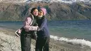 Meski sudah memiliki kekasih, Naysila Mirdad tetap berlibur bersama ibundanya, Lydia Kandou. Kedua berlibur ke New Zealand mengenakan pakaian musim dinginnya. [Instagram/@naymirdad]