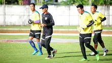 Setelah 10 tahun menanti, cita-cita pelatih kiper Erick Ibrahim (bertopi) gabung Persipura akhirnya terwujud tahun ini. (Bola.com/Robby Firly)