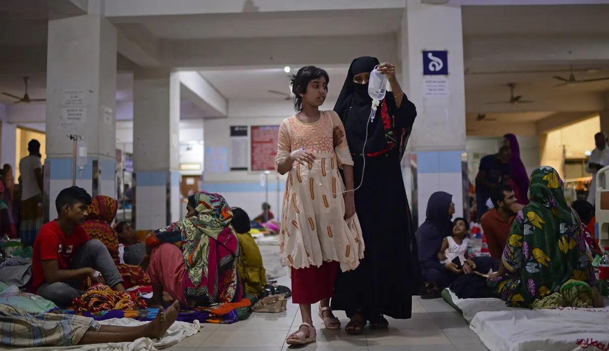 Dalam 24 jam kemarin, otoritas kesehatan mencatat 2.844 kasus rawat inap, angka harian tertinggi sejak awal tahun 2023. (AP Photo/Mahmud Hossain Opu)