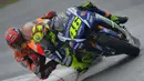 Ketegangan berlanjut saat Rossi mampu meraih juara pada MotoGP Belanda 2015 yang berlangsung di Sirkuit Assen. Rossi dinilai melakukan hal kontroversial usai menyalip Marquez lewat 'jalan pintas' atau gravel di lap terakhir untuk merebut posisi terdepan. (AFP/Glyn Kirk)