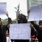 Mahasiswa Institut Kesenian Jakarta dan Gerakan Islam Anti Kekerasan menggelar aksi damai menolak ISIS di Bundaran HI, Jakarta, Minggu (8/3/2015). (Liputan6.com/Yoppy Renato)