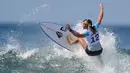 Peselancar Australia, Keely Andrew melakukan manuver di atas ombak sehari menjelang kejuaraan dunia surfing dari Liga Selancar Dunia (World Surf League) di Pantai Keramas, Gianyar, Bali, Minggu (12/5/2019). Kejuaraan itu bakal diikuti oleh 37 surfer putra dan 19 surfer putri. (SONNY TUMBELAKA/AFP)