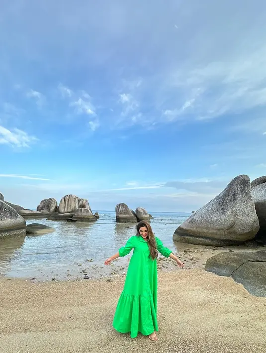 Selain melihat keindahan alam, netizen justru salfok dengan Ashanty yang memakai baju hijau di pantai. Banyak yang masih terbawa mitos tidak boleh memakai baju hijau jika main ke pantai. Namun, seorang netizen lain membela dengan komentar bahwa pantai itu bukan berada Jawa, jadi tidak ada masalah. (Liputan.com/IG/@ashanty_ash)