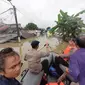 Kepolisian melakukan patroli menggunakan perahu karet ke lokasi banjir di Kota Tangerang, Selasa (4/2/2020). (Pramita Tristiawati/Liputan6.com)