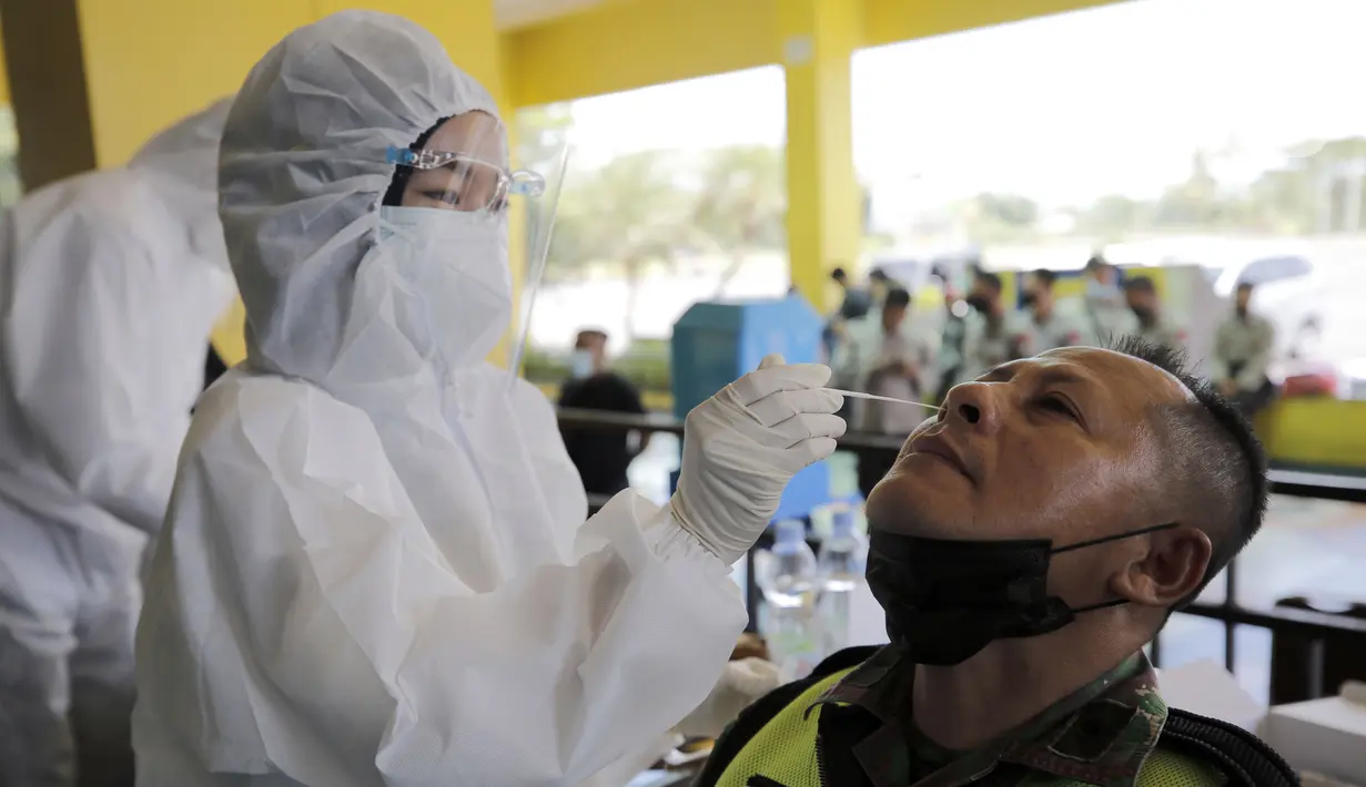 Seorang petugas keamanan dari Kodim Malang melakukan swab antigen jelang pertandingan sepak bola Piala Menpora 2021 di Stadion Kanjuruhan, Malang, Jawa Timur, Senin (22/3/2021). (Bola.com/Arief Bagus)