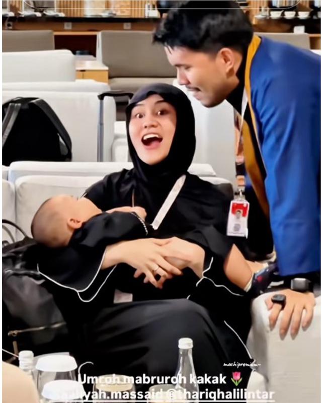 6 Momen bahagia Aaliyah dan Thariq Halilintar umrah bareng Baby Arash