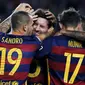 Penyerang Barcelona, Lionel Messi (tengah) melakukan selebrasi usai mencetak gol ke gawang Levante Pada lanjutan Liga Spanyol di stadion Camp Nou, Senin (21/9/2015). Barcelona menang telak atas Levante dengan skor 4-1. (REUTERS/Susana Vera)