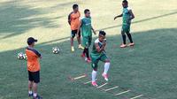 Persebaya saat sesi latihan fisik. (Bola.com/Aditya Wany)
