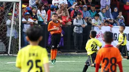 Aksi pemain Villa 2000 saat menyundul bola pada pertandingan Liga Bola Indonesia di Lapangan Sabnani Park, Serpong, Minggu (7/8/2016). (Bola.com/Nicklas Hanoatubun)