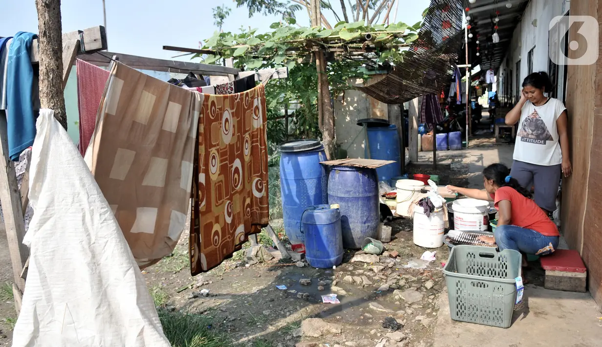 Warga mencuci pakaian di rumah penampungan sementara Kampung Akuarium, Penjaringan, Jakarta, Senin (14/10/2019). Selama tinggal di rumah penampungan sementara, warga mengaku harus membayar air PAM sekitar Rp 70 ribu per bulan dan listrik rata-rata Rp 90 ribu per bulan. (merdeka.com/Iqbal Nugroho)