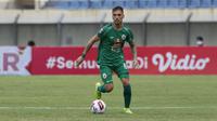 Pemain PS Sleman, Velez Nicolas Leandro atau yang biasa dipanggil dengan Nico Velez saat melawan Persik Kediri dalam pertandingan Babak Penyisihan Grup C Piala Menpora 2021 di Stadion Si Jalak Harupat, Bandung. Kamis (1/4/2021). (Bola.com/Ikhwan Yanuar)