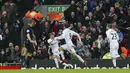 Para pemain Swansea City merayakan gol Fernando Llorente saat melawan Liverpool pada lanjutan Premier League di Anfield, Liverpool, (Sabtu (21/1/2017). Liverpool kalah 2-3. (Peter Byrne/PA via AP)