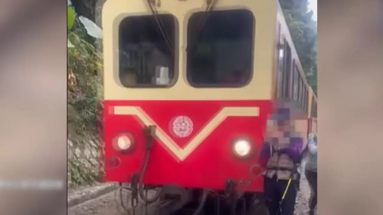 Turis di Taiwan Disenggol Kereta Saat Selfie di Dekat Rel, Agen Perjalanannya Didenda Rp102 Juta