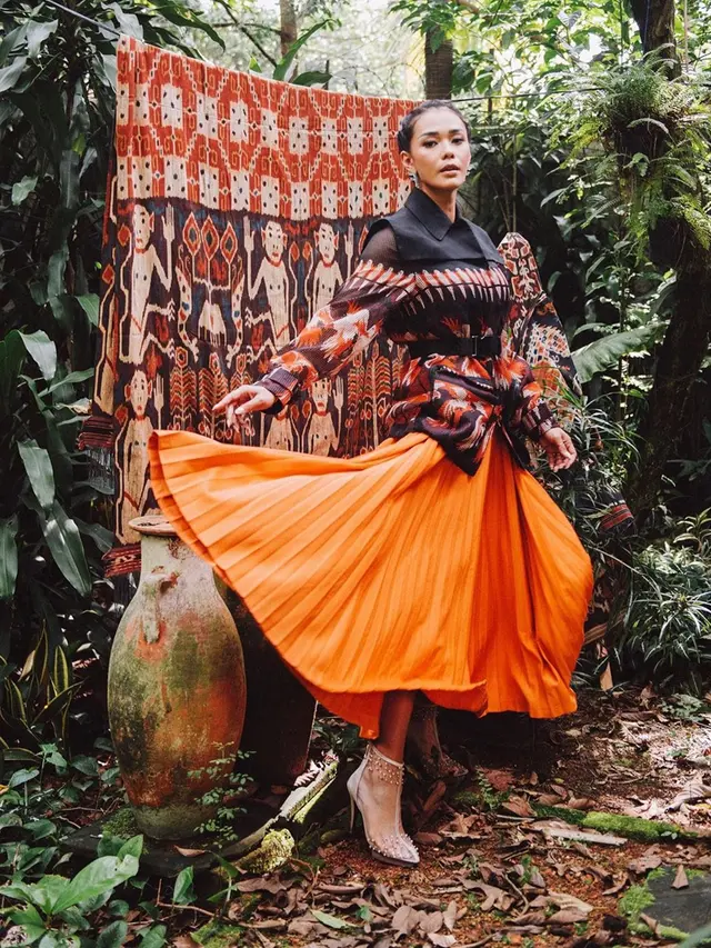 Gaya Adinia Wirasti Berbalut Kain Daerah