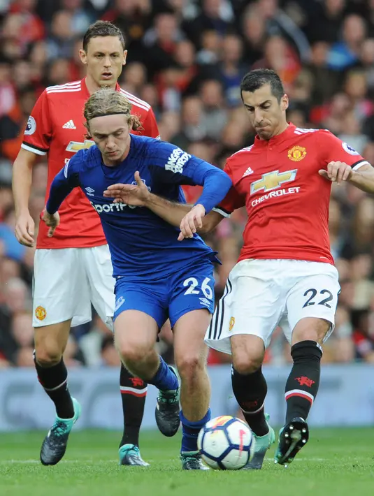 Pemain Manchester United, Henrikh Mkhitaryan dan pemain Everton, Tom Davies berebut bola pada laga pekan kelima Liga Inggris 2017/2018 di Stadion Old Trafford, Minggu (17/9). Tanpa ampun, Everton dipermak Red Devils dengan skor 0-4. (AP Photo/Rui Vieira)