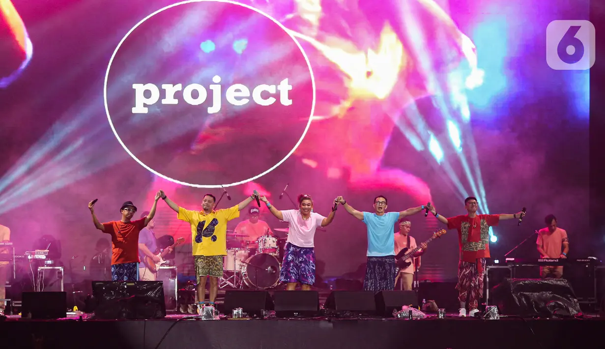 Grup musik Project Pop memeriahkan Titik Kumpul Festival 2024  di Stadion Madya GBK, Jakarta, Sabtu (27/4/2024). (Liputan6.com/Angga Yuniar)