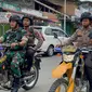 Patroli personel Polres Rokan Hulu dengan TNI pada masa tenang Pemilu agar tidak terjadi pelanggaran. (Liputan6.com/M Syukur)