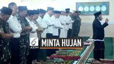 Presiden Jokowi beserta sebagian menteri dan pejabat negara menjalankan salat Istisqa atau salat meminta hujan di Riau sebelum meninjau lokasi kebakaran hutan.