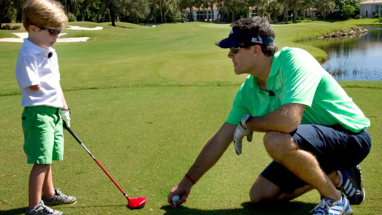 Keren! Bocah Satu Tangan Ini Jago Main Golf