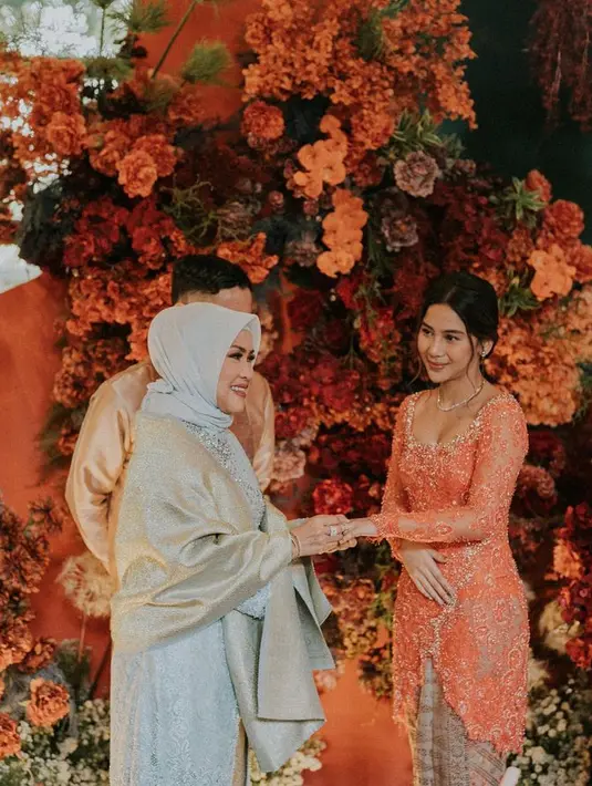 Adinda dan Sheila sama-sama mengenakan kalung saat memakai kebaya. [Foto: Instagram @adindathomas]