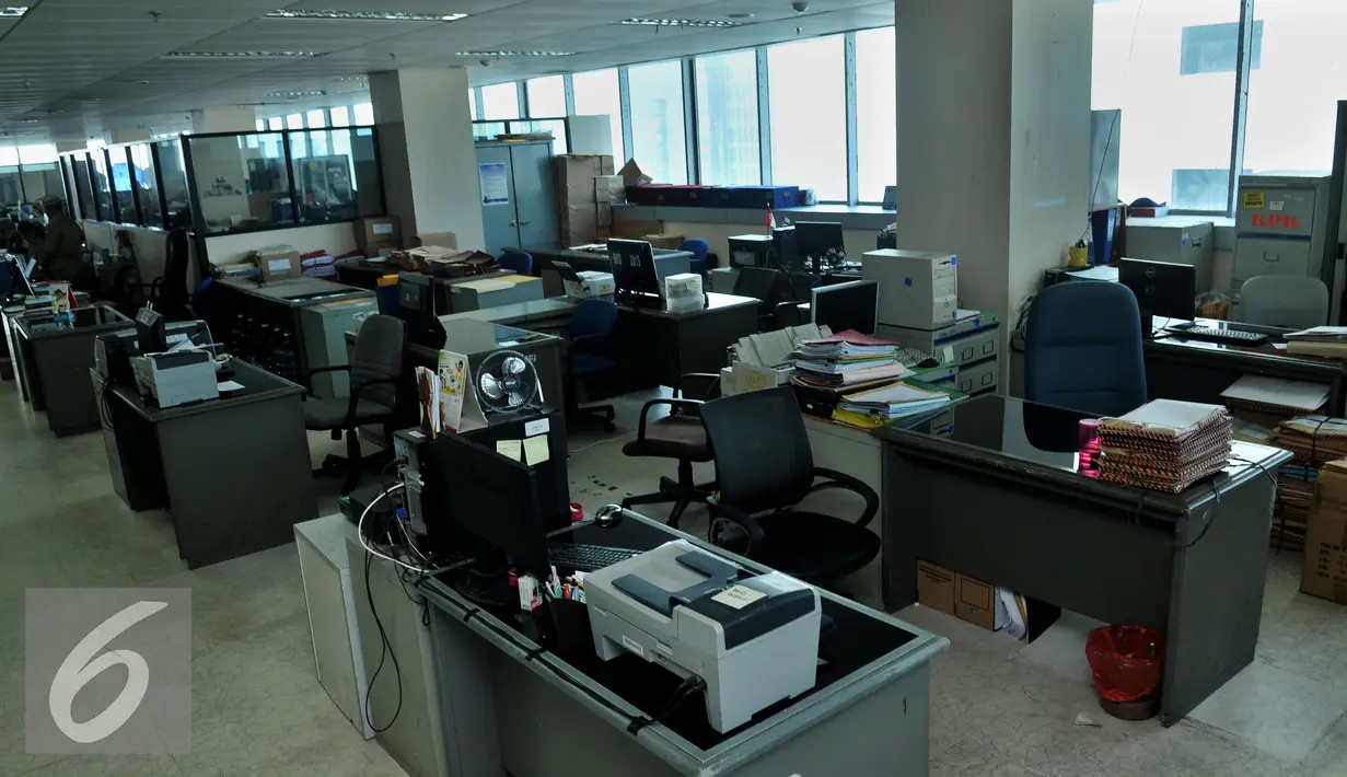 Suasana ruang kerja lingkungan Pemerintah Provinsi DKI Jakarta di kantor Balai Kota, Rabu, (22/7/2015). Sejumlah meja masih terlihat kosong pasca Idul Fitri 1436H, hal ini dikarenakan beberapa PNS mengambil cuti tahunan. (Liputan6.com/Johan Tallo)