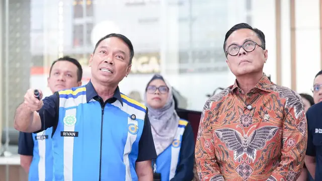 Direktur Utama PT Jasa Marga (Persero) Tbk Rivan A. Purwantono mendampingi Kepala BP BUMN sekaligus Chief Operating Officer (COO) Danantara Indonesia Dony Oskaria di ke Jasamarga Tollroad Command Center (JMTC), Jatiasih, Bekasi. (Foto: Jasa Marga)