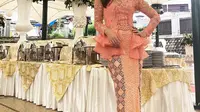 Diberi Hadiah, Nia Ramadhani Peluk Aburizal Bakrie