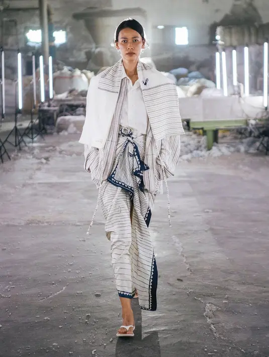 Meski memiliki warna yang sama, perpaduan kain dan kemeja putih akan menampilkan tampilan yang clean. Dari Sejauh Mata Memandang, kamu bisa memadukan kemeja putih dengan kain yang diikat di bagian tengah. Jika ingin menambah volume pada tampilan, kamu bisa kenakan scarf bermotif sama dengan kain