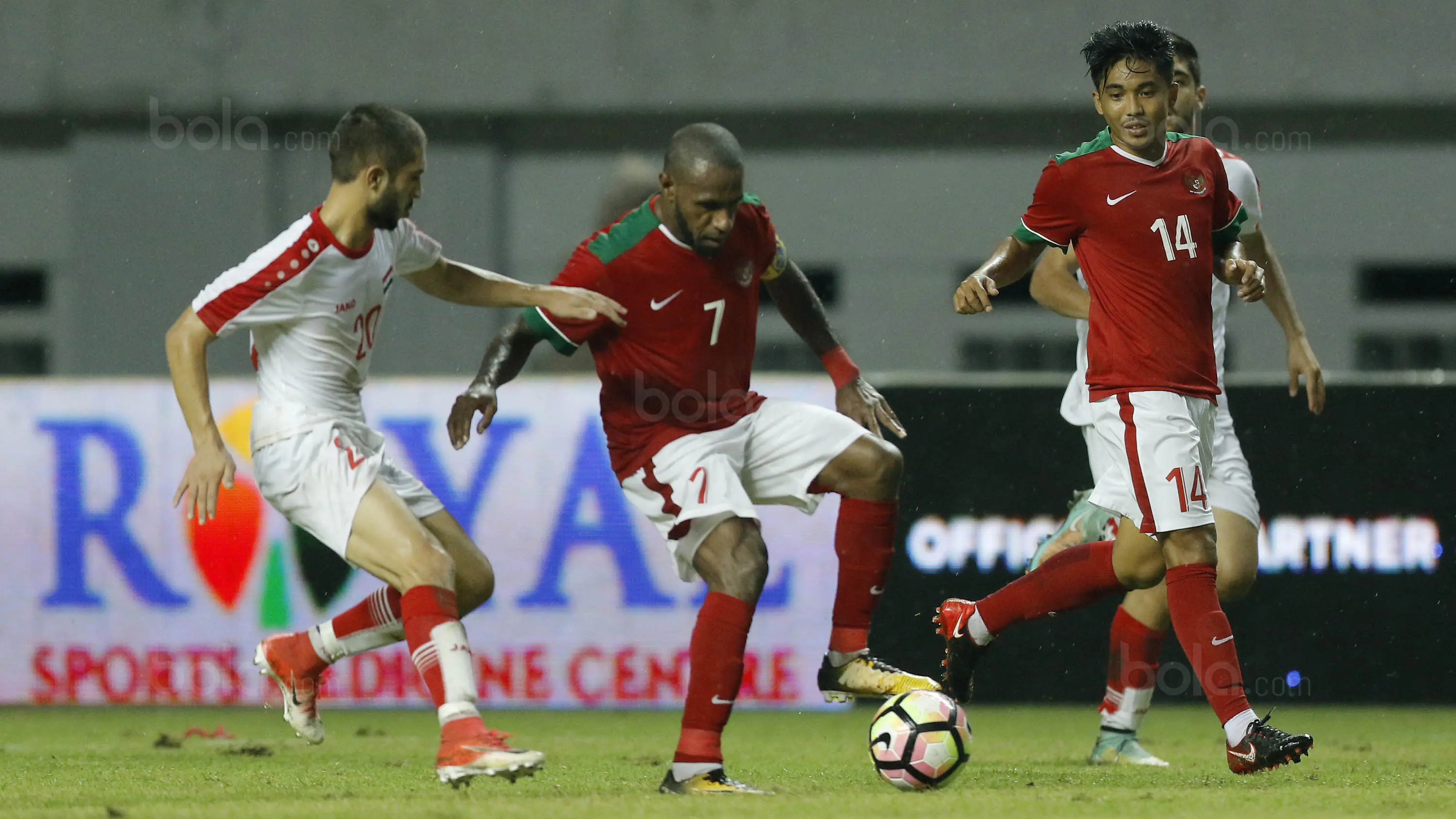 Striker Indonesia, Boas Salossa, mengontrol bola saat pertandingan melawan Suriah U-23 pada laga persahabatan di Stadion Wibawa Mukti, Cikarang, Sabtu (18/11/2017). Indonesia kalah 0-1 dari Suriah U-23. (Bola.com/ M Iqbal Ichsan)