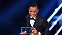Pemain Malaysia, Mohamad Faiz Subri, berhasil meraih trofi FIFA Puskas Award 2016 dalam malam penghargaan yang berlangsung di Zurich, Swiss, Senin (9/1/2017). (AFP/Fabrice Coffrini)