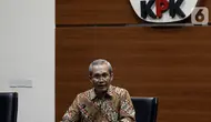 Wakil Ketua KPK Alexander Mawarta memberikan keterangan pers terkait penahanan tersangka penyuap Gubernur Papua, Lukas Enembe, Direktur PT Tabi Bangun Papua  Rijatono Lakka di Jakarta, Kamis (5/1/2022). Rijatono Lakka merupakan tersangka kasus dugaan suap dan penerimaan gratifikasi terkait proyek infrastruktur di Provinsi Papua. (Liputan6.com/Johan Tallo)