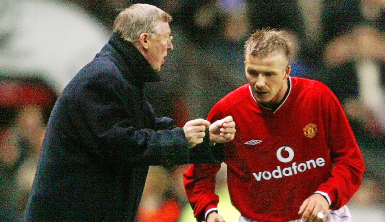 David Beckham (Manchester United) – Kekalahan dari Arsenal pada ajang Piala FA 2002-2003 membuat Sir Alex Ferguson murka dan mengamuk di ruang ganti. Mantan pemain Real Madrid ini menjadi korban salah sasaran dari amarah sang pelatih. (AFP/Odd Andersen)
