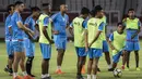 Para pemain Arema FC mendengarkan instruksi saat latihan di SUGBK, Jakarta, Jumat (30/3/2018). Latihan ini persiapan jelang laga Liga 1 melawan Persija Jakarta. (Bola.com/Vitalis Yogi Trisna)