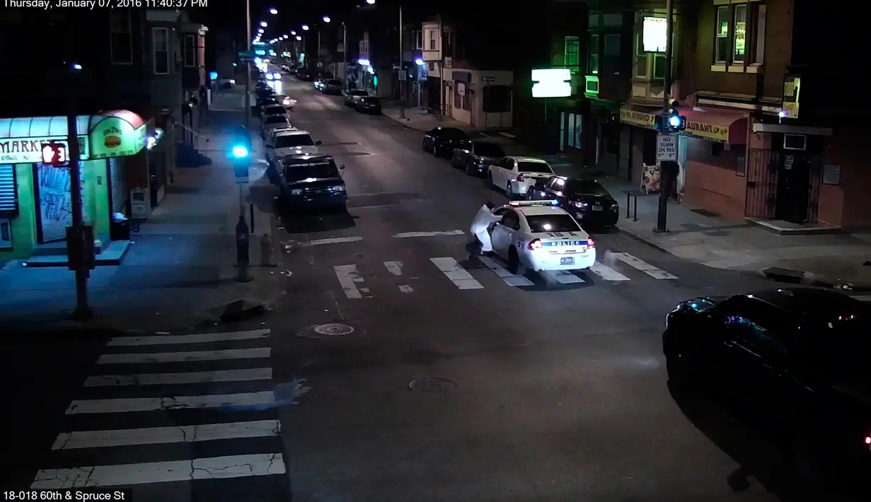 Pria bersenjata menembakan senjata api kearah mobil seorang petugas polisi Jesse Hartnett yang sedang berpatroli pada jam malam di Philadelphia, Pennsylvania, USA (8/1). (REUTERS/Philadelphia Police Department)