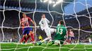 Pemain Real Madrid, Sergio Ramos, mencetak gol ke gawang Atletico Madrid dalam final Liga Champions di Stadion San Siro, Milan, Minggu (29/5/2016) dini hari WIB. (AFP/Pierre-Philippe Marcou)