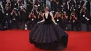 Lady Gaga menarik perhatian dengan penampilan dramatis di Venice, melangkah di karpet merah bersama tunangannya, Michael Polansky, untuk pertama kalinya. (Photo by Vianney Le Caer/Invision/AP)