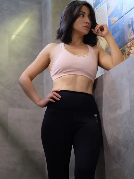 Tidak hanya cantik, Hesti punya gaya yang kocak saat tampil di acara TV. (foto: instagram.com/hestipurwadinata)