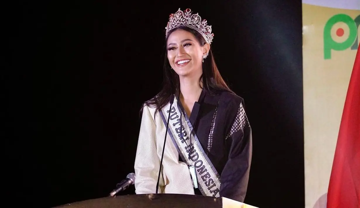 Ayu Maulida beberapa kali terlihat mengunggah foto saat menggunakan busana berkonsep monokrom. Bahkan, saat menghadiri sebuah acara, wanita yang akrab disapa Ayuma ini juga terlihat menggunakan busana kombinasi putih dan hitam. (Liputan6.com/IG/@ayumaulida97)