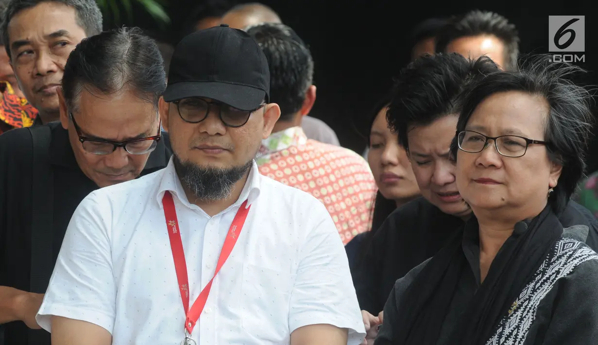 Penyidik senior KPK Novel Baswedan saat aksi menuntut penuntasan teror pada KPK di Jakarta, Selasa (15/1). Koalisi masyarakat sipil menuntut Presiden Joko Widodo membentuk Tim Gabungan Pencari Fakta (TGPF). (Merdeka.com/Dwi Narwoko)