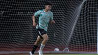 Pemain Timnas Indonesia U-16, Matthew Baker melakukan jogging dalam sesi official training di Stadion UNS, Solo, Jawa Tengah, Minggu (30/6/2024) jelang menghadapi Australia dalam laga semifinal Piala AFF U-16 pada Senin (1/7/2024) di Stadion Manahan, Solo. (Bola.com/Abdul Aziz)