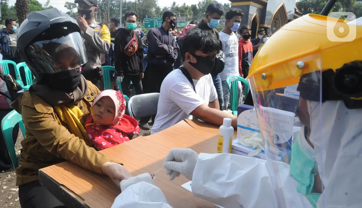 Wisatawan mengikuti rapid test di kawasan Gadog, Bogor, Jawa Barat, Kamis (29/10/2020. Pemkab Bogor mewajibkan wisatawan yang mengunjungi kawasan Puncak dan sekitarnya untuk mengikuti rapid test untuk mencegah penyebaran COVID-19. (merdeka.com/Arie Basuki)