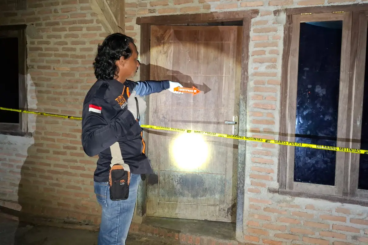 Polisi melakukan olah TKP pembacokan yang dilakukan anak terhadap ibu kandung hingga kritis di Pringsewu,  Lampung. Foto : (Istimewa).