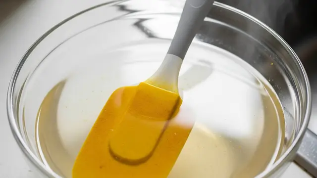 Cara Membersihkan Spatula Silikon yang Menguning dan Berminyak